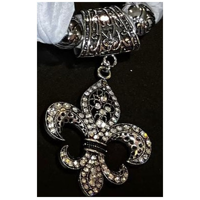 10 Schmuck Schals, 10 verschiedene Farben, 1 Emblem, hier Lilie